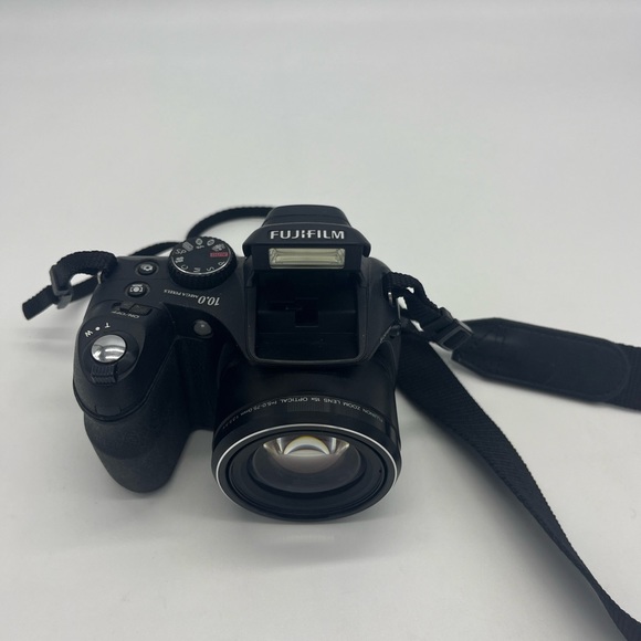 Fujifilm FinePix S2000HD 10 MP Wide Angle Digital Camera - Picture 4 of 11